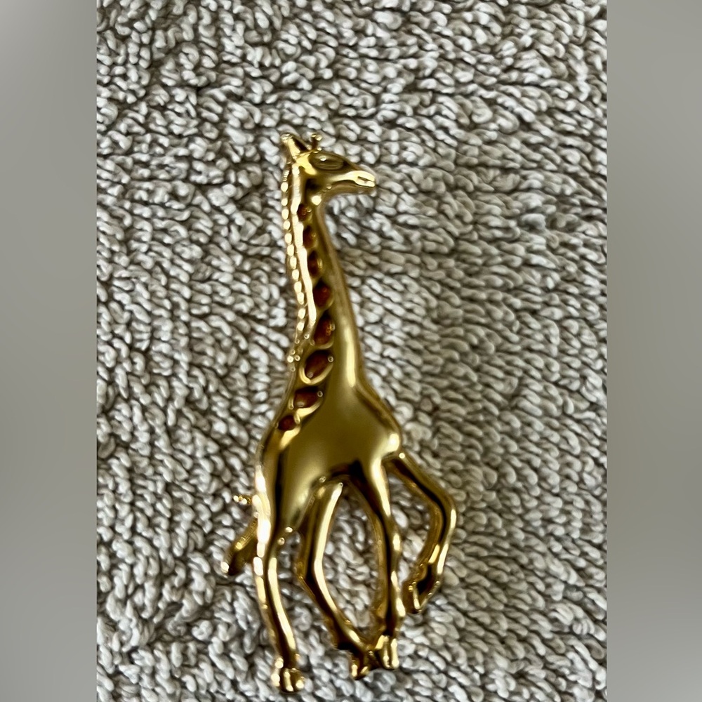 Elegant Gold Giraffe Brooch‎